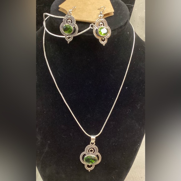Elegant Sterling Silver and Green Peridot Jewelry Set - Picture 2 of 4